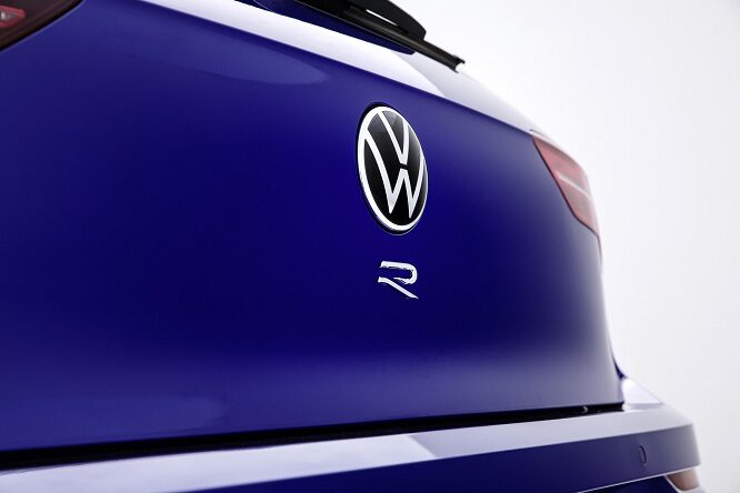 Volkswagen Golf R a 263 km/h in autostrada