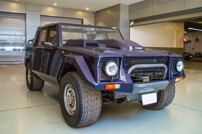 Una rara Lamborghini LM002 all’asta