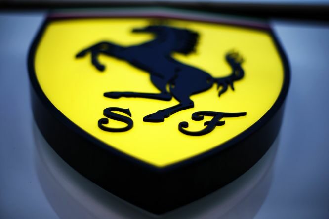 Da Ferrari sostegno a Hamilton, Red Bull tace