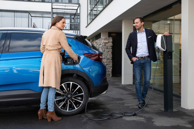 Grandland X Hybrid4, Opel lancia la prima ibrida plug-in