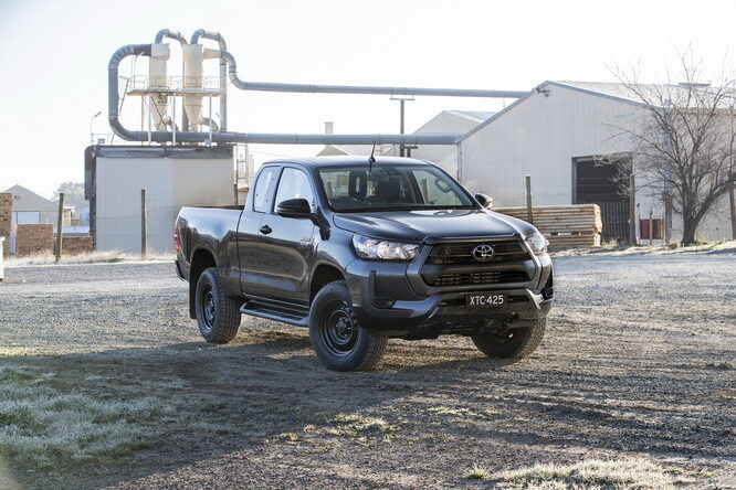 Toyota Hilux, in Australia la sicurezza è questione di etichetta