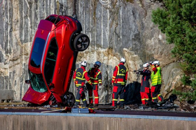 Volvo, ecco come distruggere auto per una buona causa