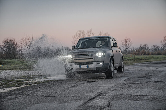 Land Rover Defender, inarrestabile e incomparabile