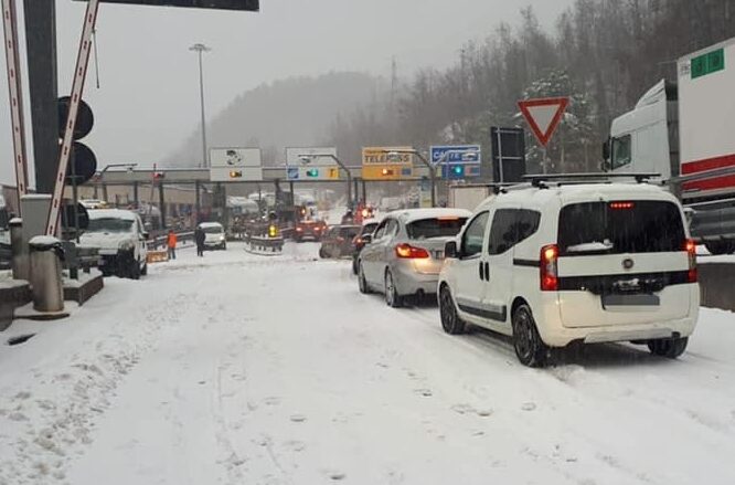 La neve manda in tilt le Autostrade in Liguria