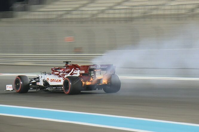 F1 | PL2 Abu Dhabi: l’Alfa Romeo di Raikkonen va a fuoco