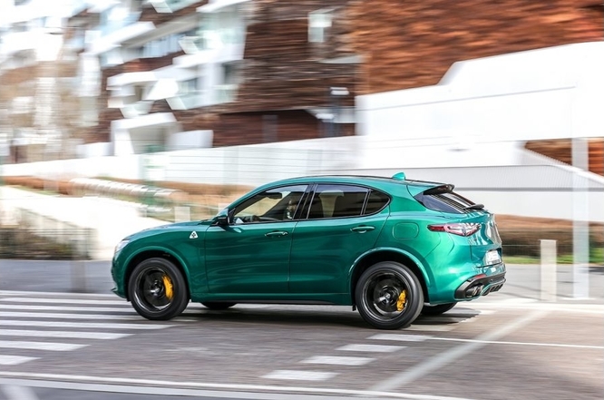 Alfa Romeo Stelvio restyling, su strada nel 2022