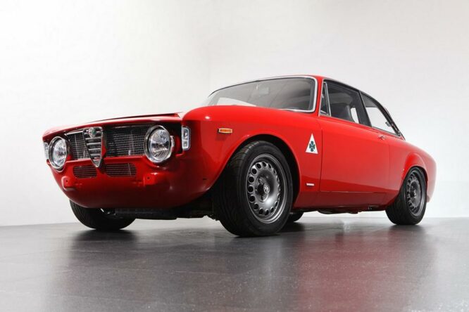 Alfa Romeo, il restomod Alfaholics GTA-R piace a Chris Harris