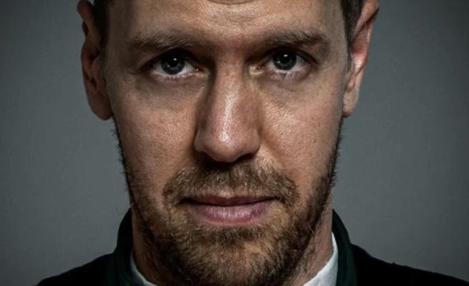 Vettel, prova sedile e primo giro al simulatore Aston Martin