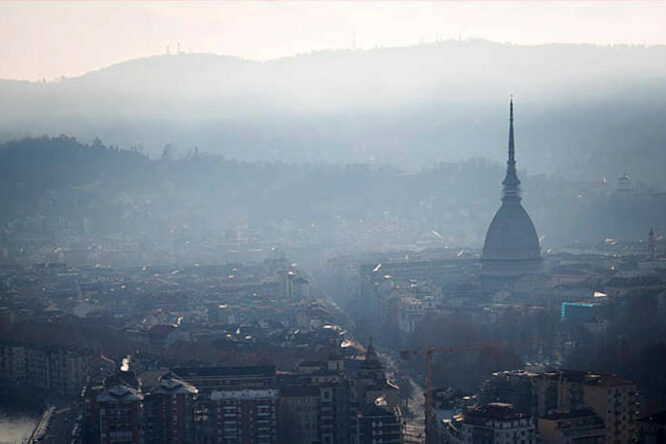 Torino e Milano nella morsa dello smog: scattano i blocchi