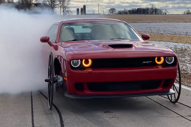 Guidare una Dodge Challenger con le ruote di un calesse