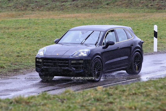 Porsche Cayenne, test in pista per il restyling