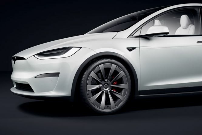 Tesla Model X, un altro richiamo per 12.300 auto