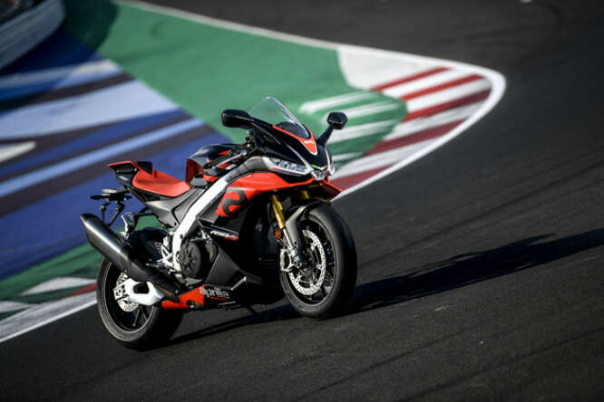 Aprilia RSV4, emozioni da Superbike