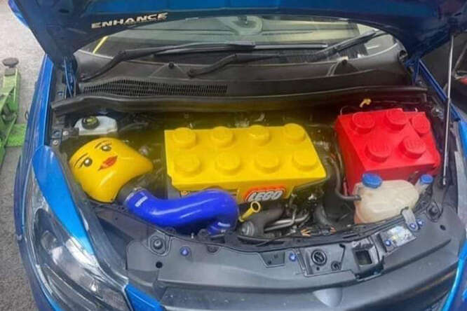 Nel motore dell’auto un set di Lego
