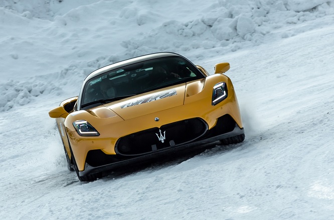 Maserati MC20 sfida le intemperie del freddo