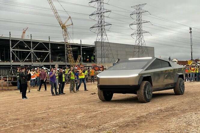 Elon Musk ha guidato Tesla Cybertruck in Texas