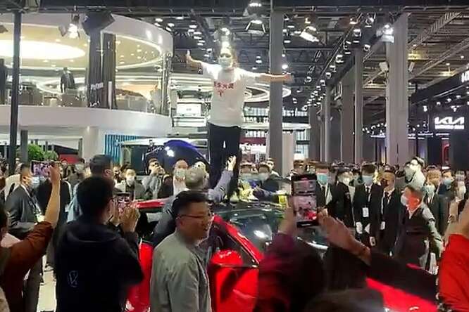 Tesla, freni difettosi: la protesta al Salone di Shanghai