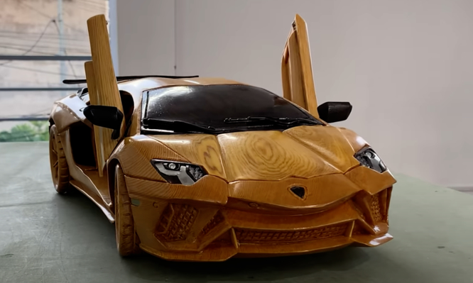 Una Lamborghini Aventador S scolpita nel legno