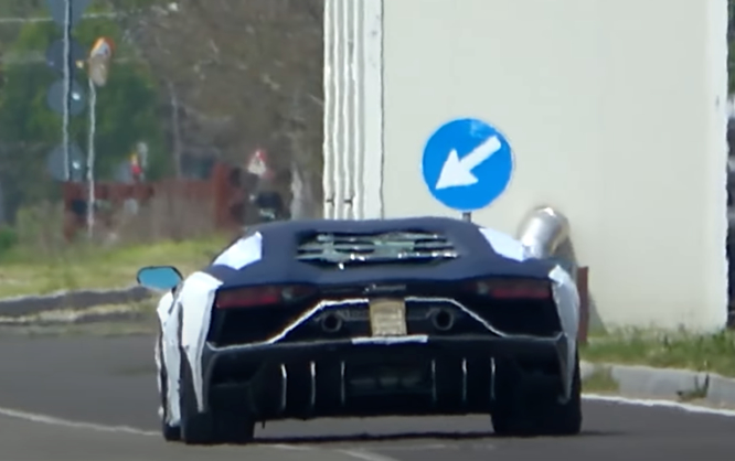 Lamborghini, nuovi test per l’Aventador misteriosa