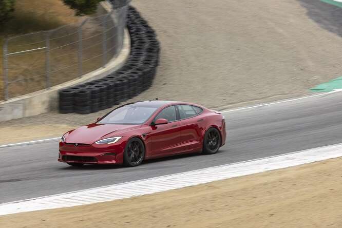 Tesla Model S Plaid, spettacolo a Laguna Seca