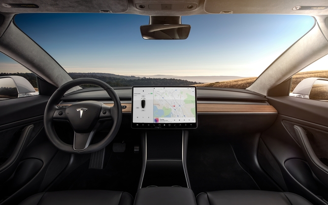 Autopilot Tesla, telecamera interna controllerà conducente
