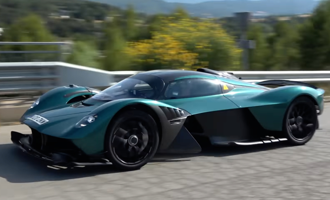 Aston Martin Valkyrie, test su strada