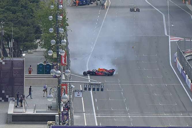 Baku: esplode la gomma, Verstappen KO