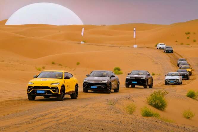 Lamborghini, viaggio di gruppo nel deserto in Cina