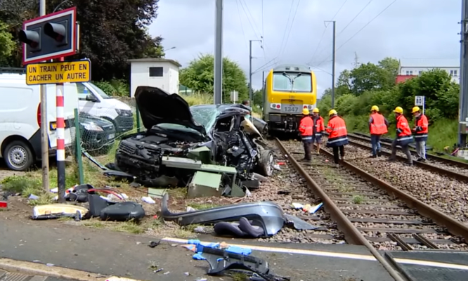 Auto bloccata sui binari, il treno la distrugge