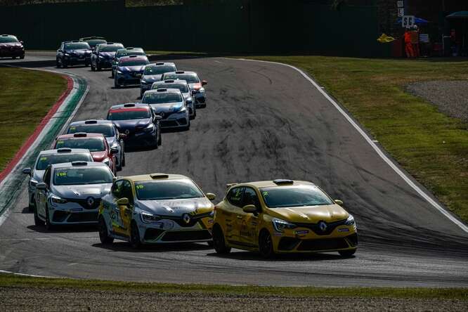 Clio Cup Europe 2021, Pouget vince gara 2 a Imola