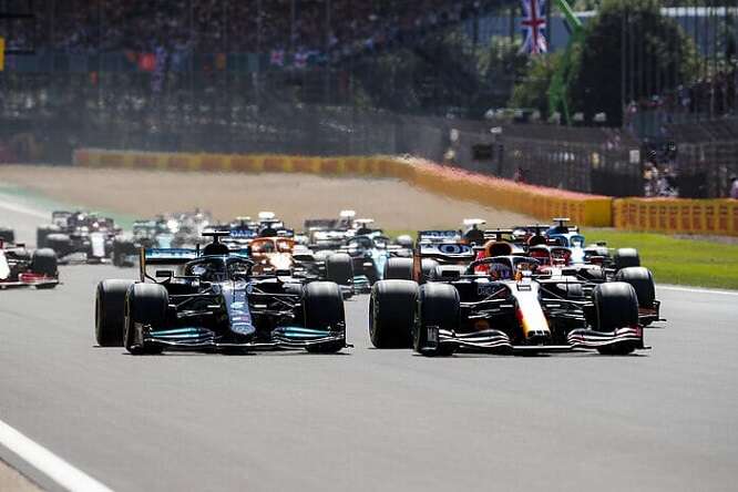 Verstappen: “Mercedes davanti, ci mancano un paio di decimi”