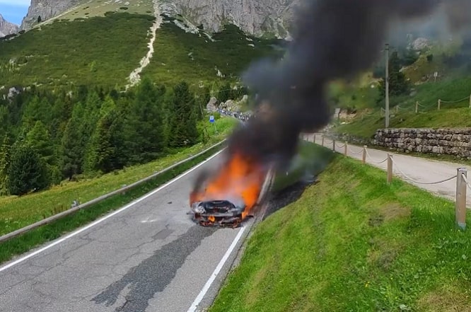 McLaren da 170.000 euro in fiamme sulle Dolomiti