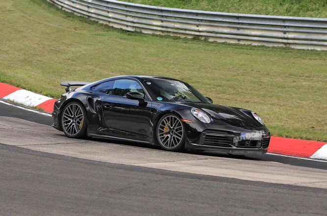 Porsche 911, variante ibrida in pista al Nurburgring