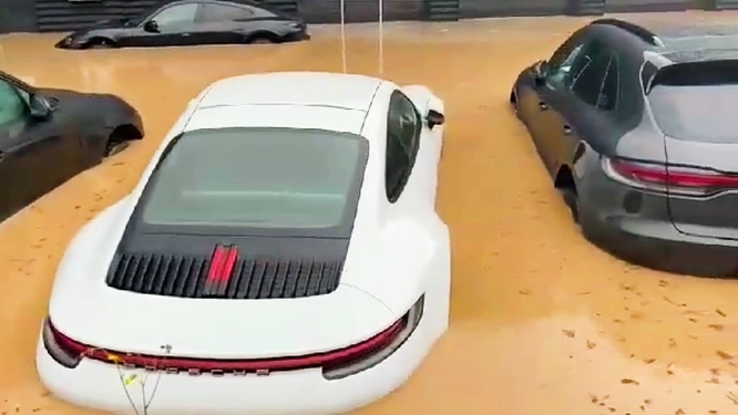 Porsche sott’acqua, l’alluvione non risparmia 911 e Cayenne