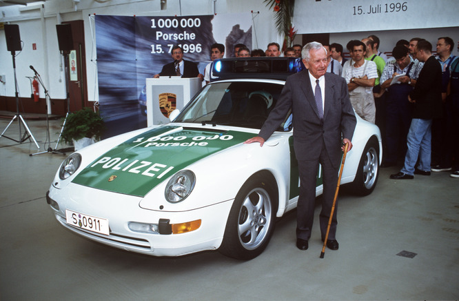 Porsche, la milionesima è una 911 della Polizia
