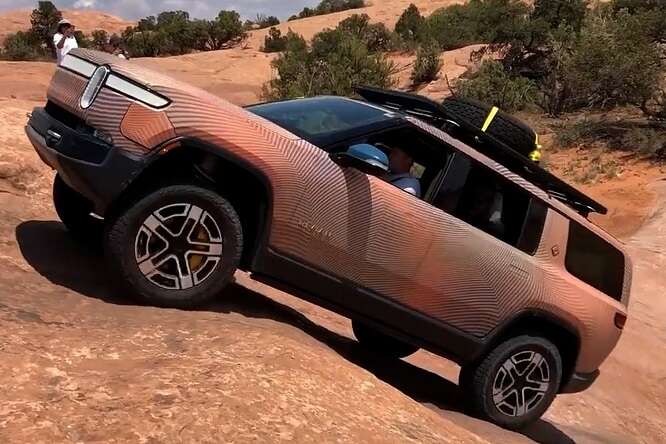 Rivian R1S si arrampica come uno stambecco