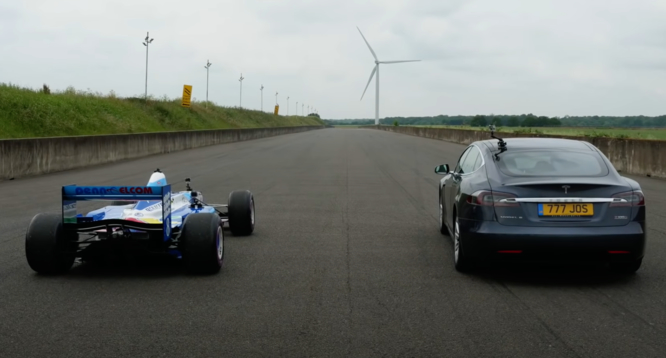 Tesla Model S vs Benetton F1, passato contro futuro