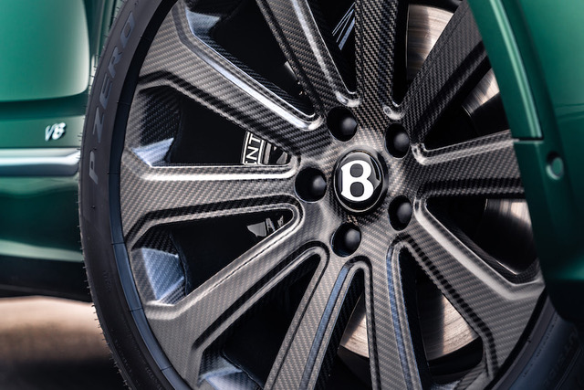 Bentley, nuova ruota in fibra di carbonio per Bentayga