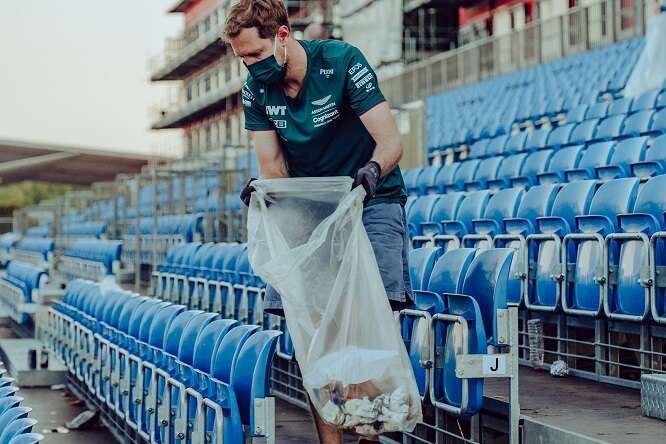 Vettel al lavoro per ripulire Silverstone – FOTO