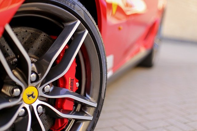 Ferrari Purosangue, il segmento super suv è pieno di avversari