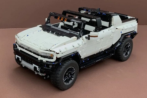 Che forza: ecco l’Hummer elettrico di Lego scala 1:10