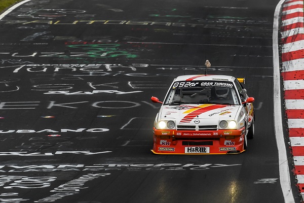 Opel Manta continua a stupire al Nordschleife