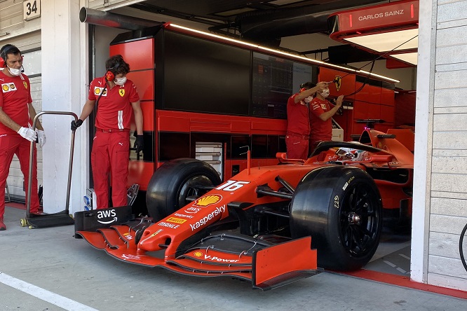 Leclerc in pista con le Pirelli da 18 pollici