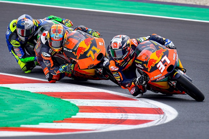 Moto3 / Pedro Acosta costretto a frenare col piede a Misano