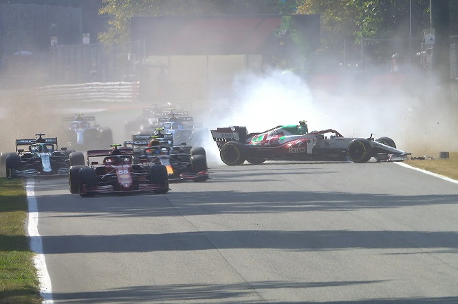 Monza, incidente al primo giro tra Sainz e Giovinazzi