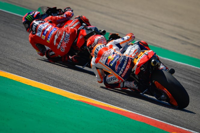 MotoGP / Aragon, lo spettacolare duello tra Bagnaia e Marquez