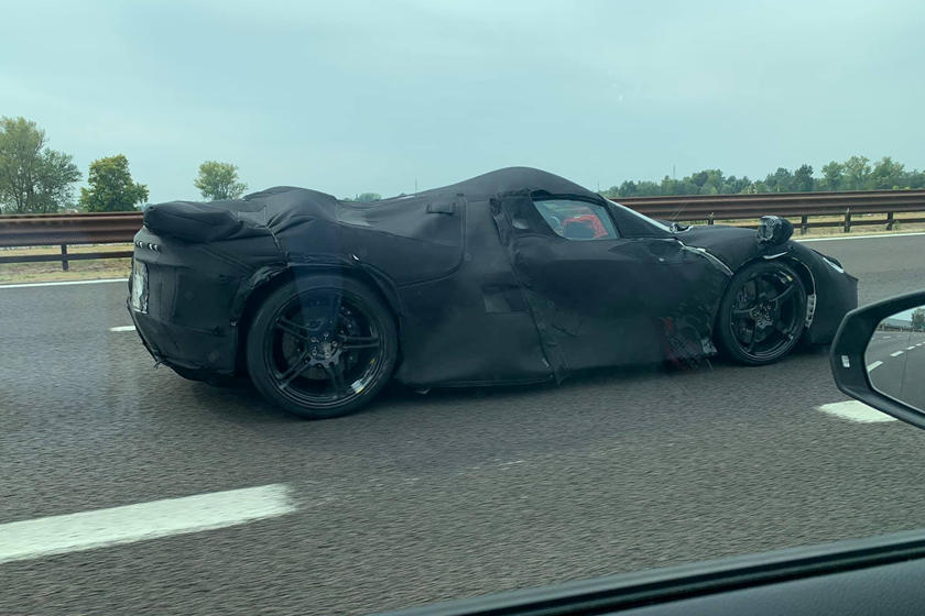 Ferrari, test su strada per un prototipo misterioso