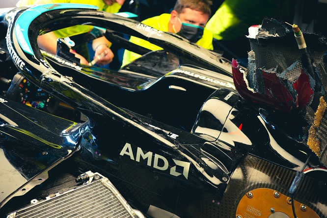 Hamilton: air-box distrutto dalla collisione con Verstappen – FOTO