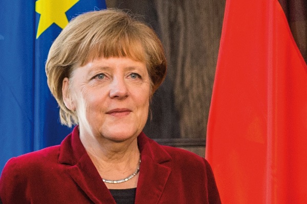 Merkel: &#8220;La Germania deve rimanere centrale nel mondo auto&#8221;