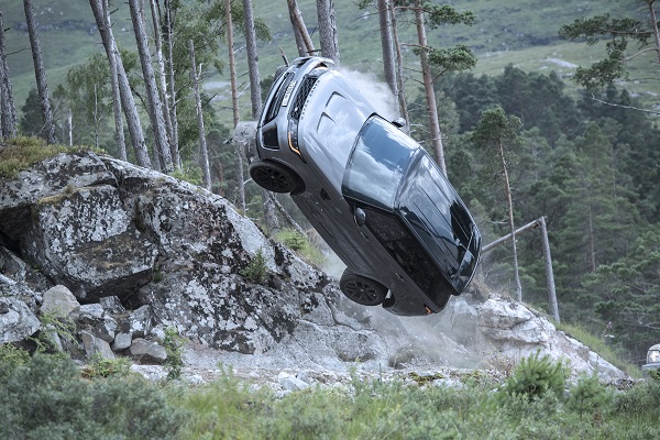 Range Rover Sport SVR, per James Bond questo e altro